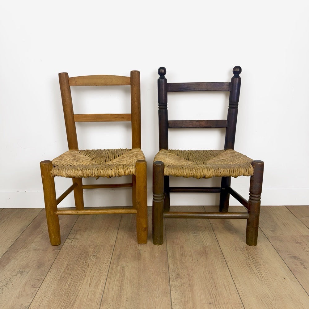 Paire d'anciennes chaises en bois et paille enfant