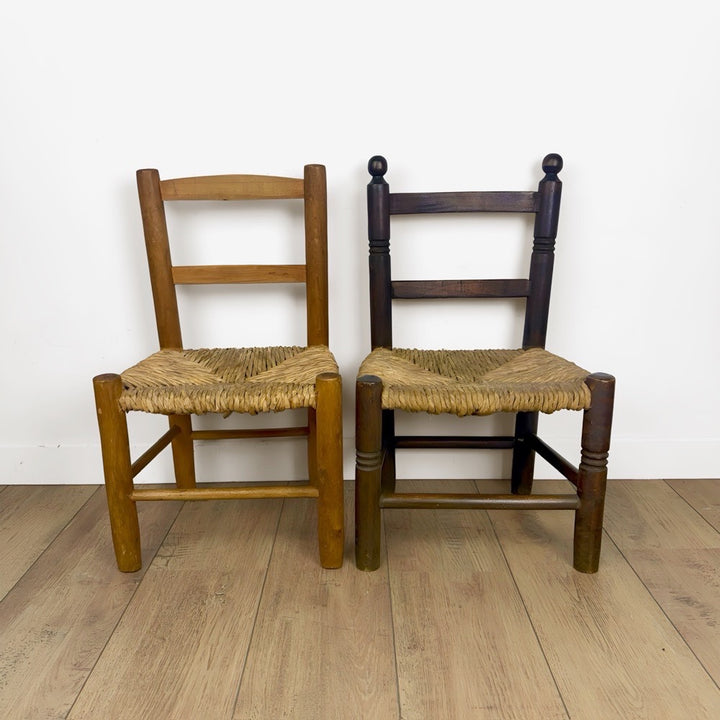 Paire d'anciennes chaises en bois et paille enfant