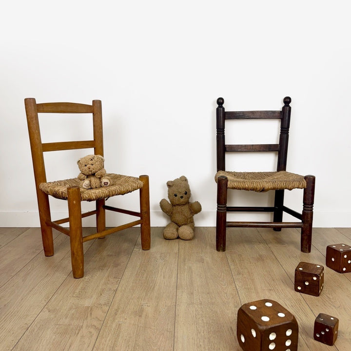 Paire d'anciennes chaises en bois et paille enfant