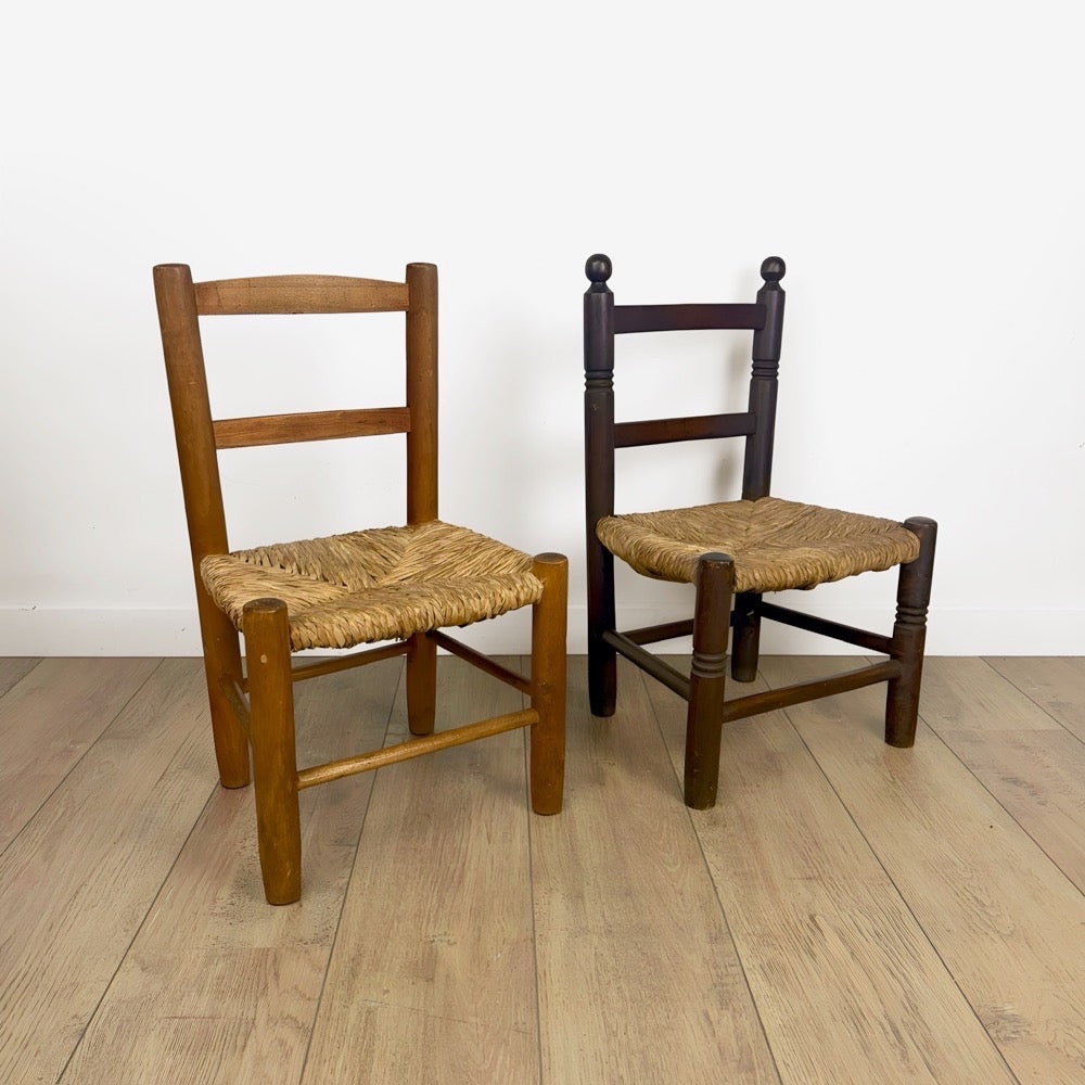 Paire d'anciennes chaises en bois et paille enfant