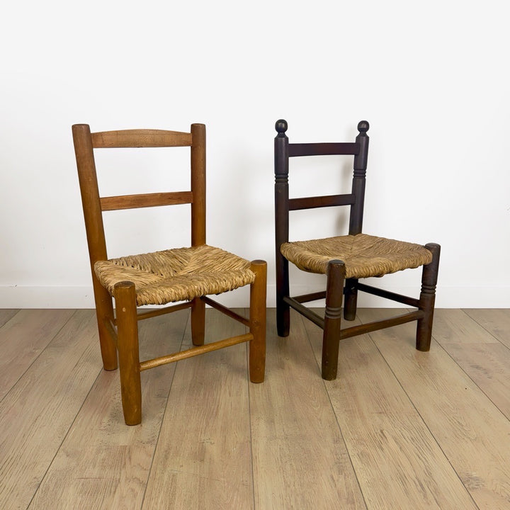 Paire d'anciennes chaises en bois et paille enfant