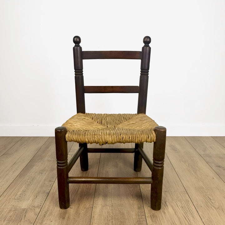 Paire d'anciennes chaises en bois et paille enfant