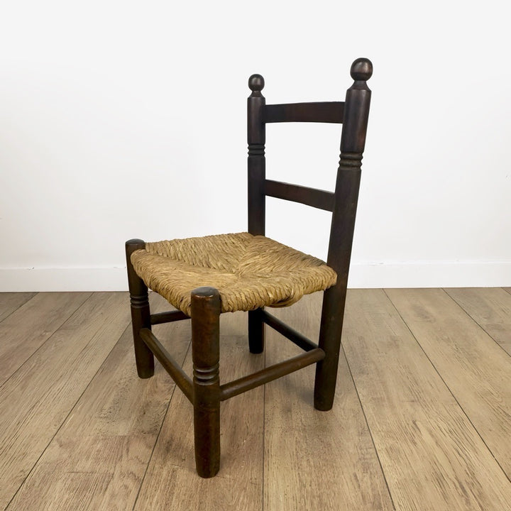 Paire d'anciennes chaises en bois et paille enfant