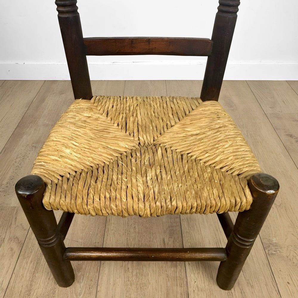 Paire d'anciennes chaises en bois et paille enfant