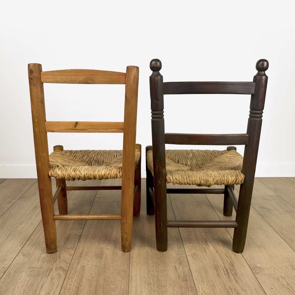 Paire d'anciennes chaises en bois et paille enfant