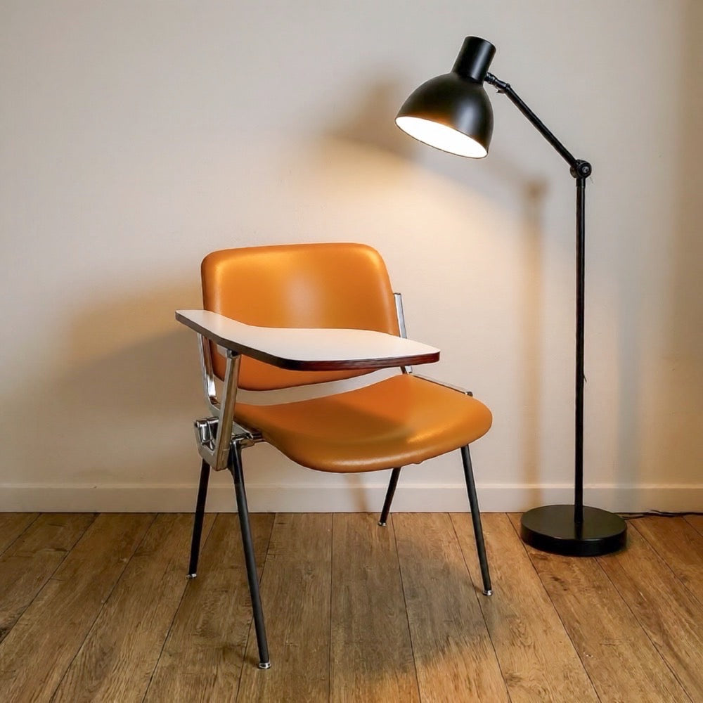 Chaise DSC 106 Giancarlo Piretti pour Castelli orange à tablette amovible années 70