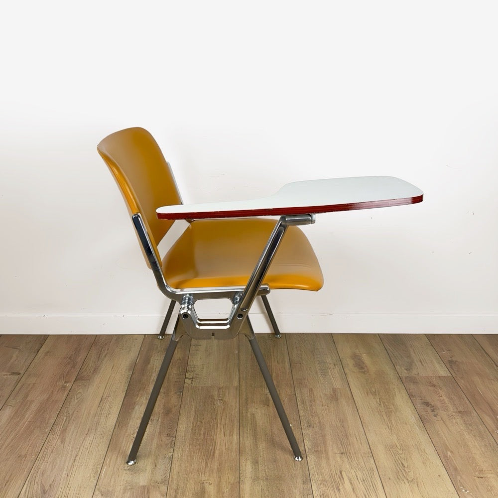Chaise DSC 106 Giancarlo Piretti pour Castelli orange à tablette amovible années 70