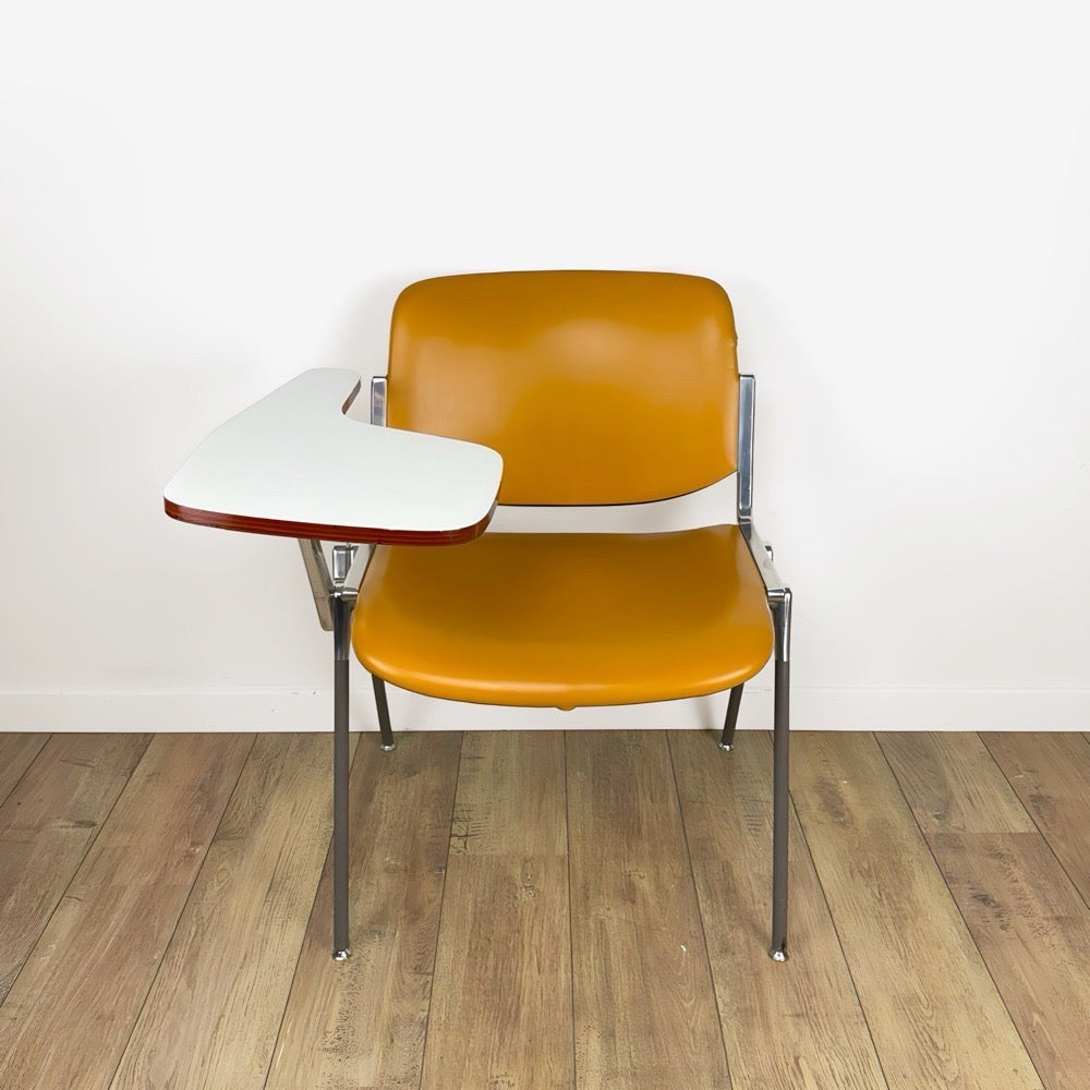 Chaise DSC 106 Giancarlo Piretti pour Castelli orange à tablette amovible années 70