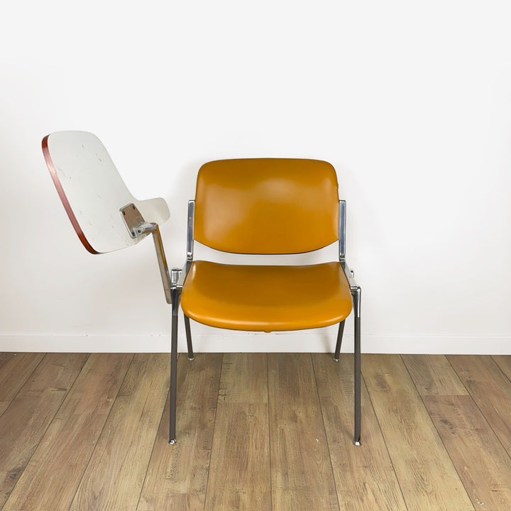 Chaise DSC 106 Giancarlo Piretti pour Castelli orange à tablette amovible années 70