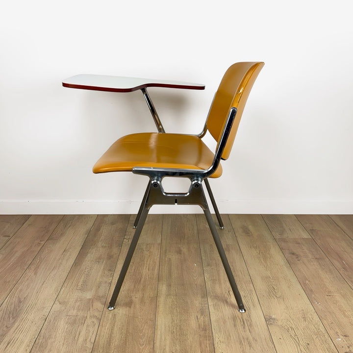 Chaise DSC 106 Giancarlo Piretti pour Castelli orange à tablette amovible années 70