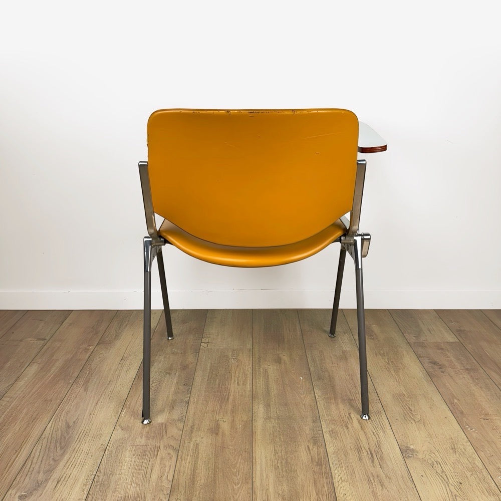 Chaise DSC 106 Giancarlo Piretti pour Castelli orange à tablette amovible années 70