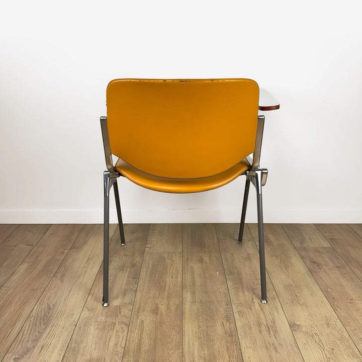 Chaise DSC 106 Giancarlo Piretti pour Castelli orange à tablette amovible années 70