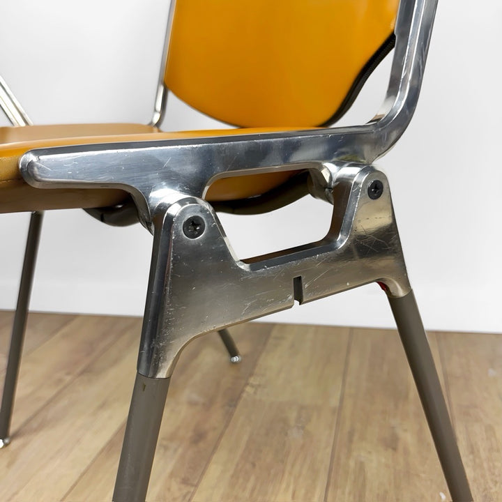 Chaise DSC 106 Giancarlo Piretti pour Castelli orange à tablette amovible années 70