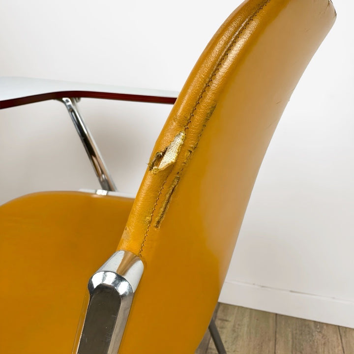 Chaise DSC 106 Giancarlo Piretti pour Castelli orange à tablette amovible années 70
