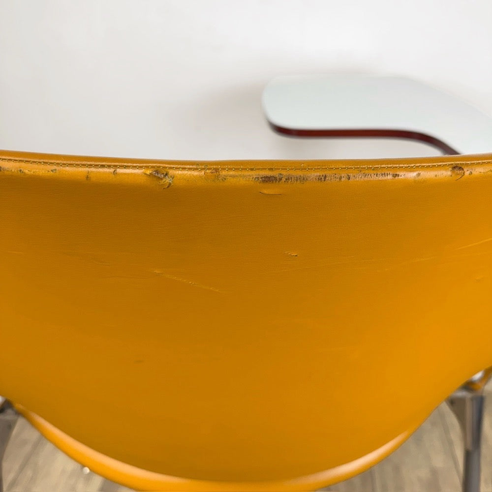 Chaise DSC 106 Giancarlo Piretti pour Castelli orange à tablette amovible années 70