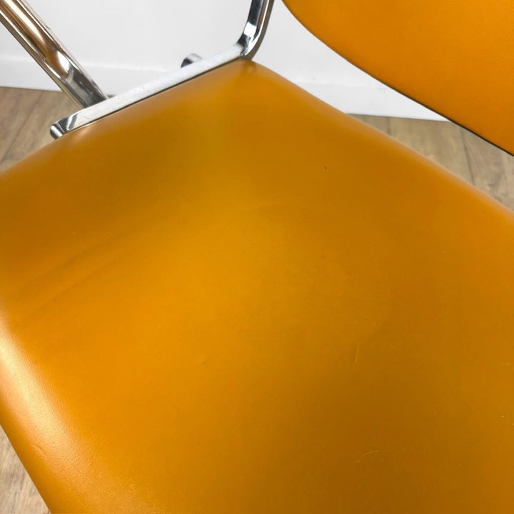 Chaise DSC 106 Giancarlo Piretti pour Castelli orange à tablette amovible années 70