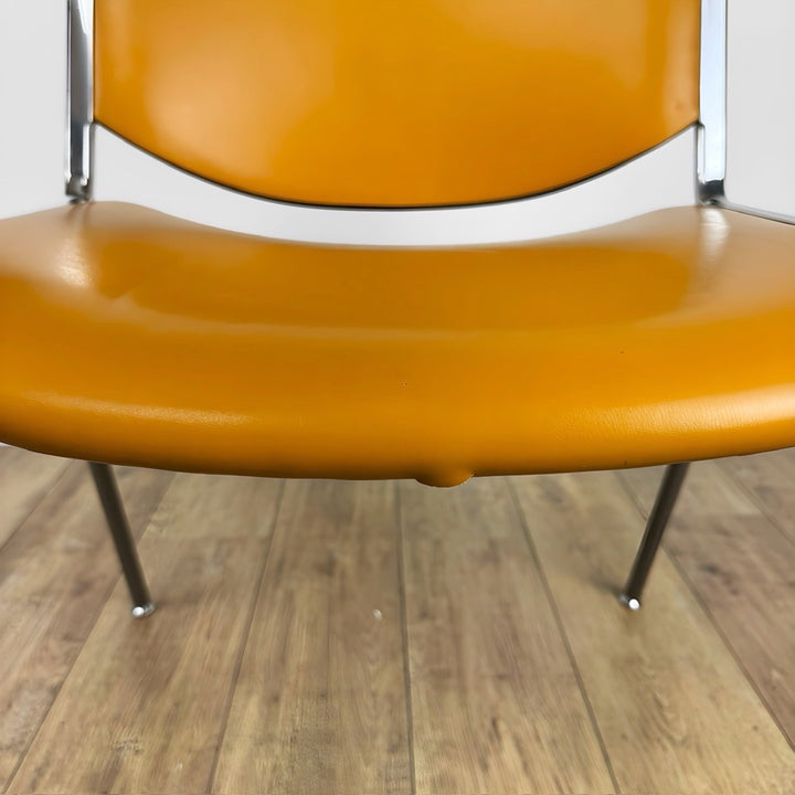 Chaise DSC 106 Giancarlo Piretti pour Castelli orange à tablette amovible années 70
