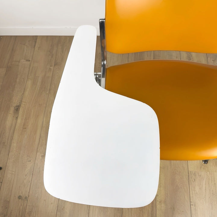 Chaise DSC 106 Giancarlo Piretti pour Castelli orange à tablette amovible années 70