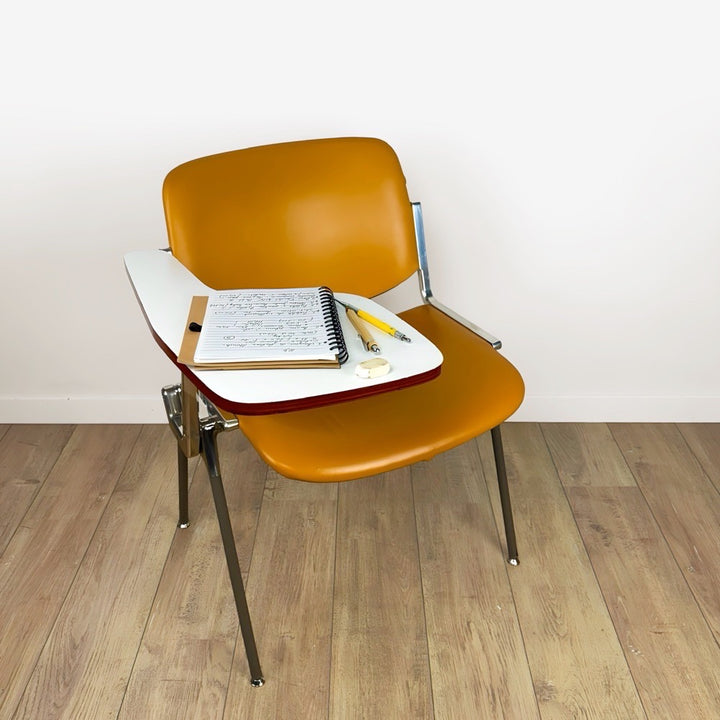 Chaise DSC 106 Giancarlo Piretti pour Castelli orange à tablette amovible années 70