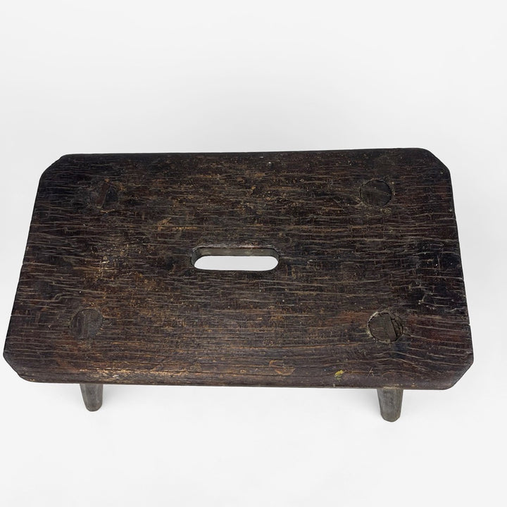 Banc de traite ancien à fente en bois massif