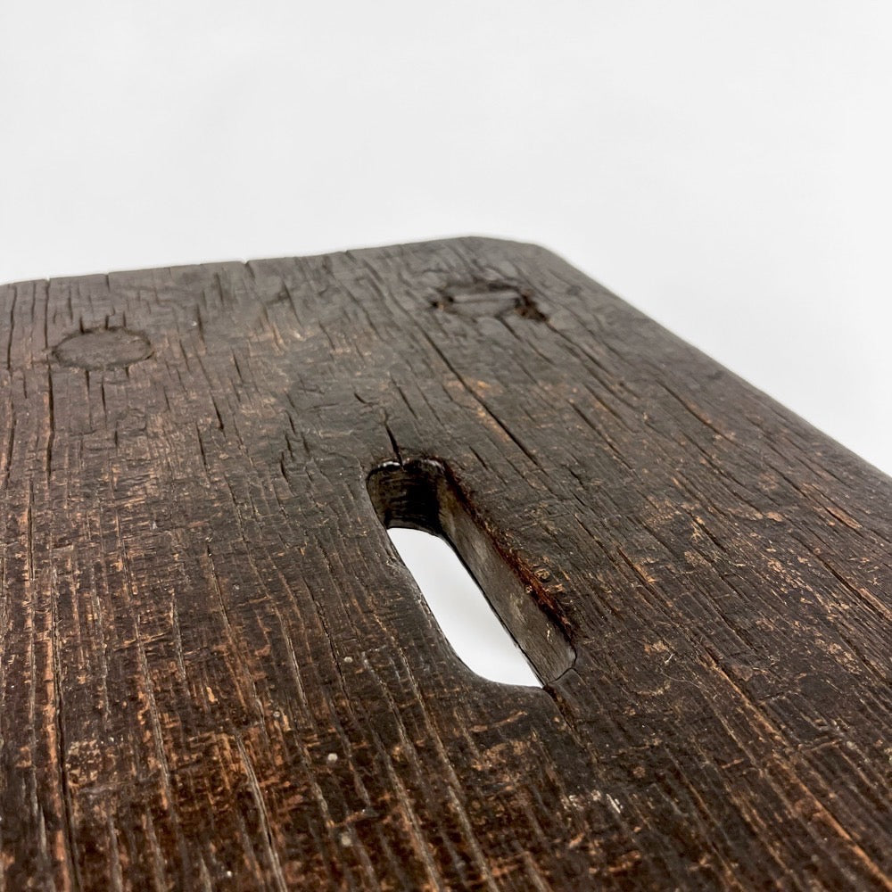 Banc de traite ancien à fente en bois massif