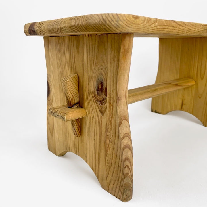 Petit banc marchepied en pin à fente années 80