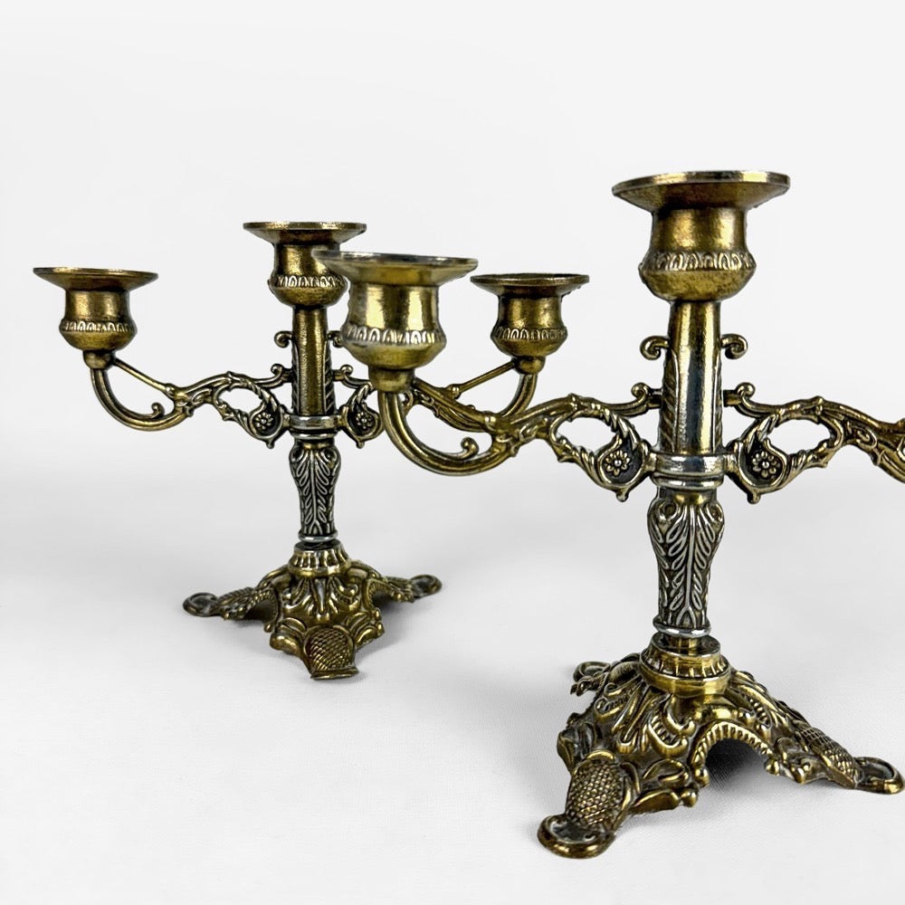 Paire de chandeliers rococos métal doré