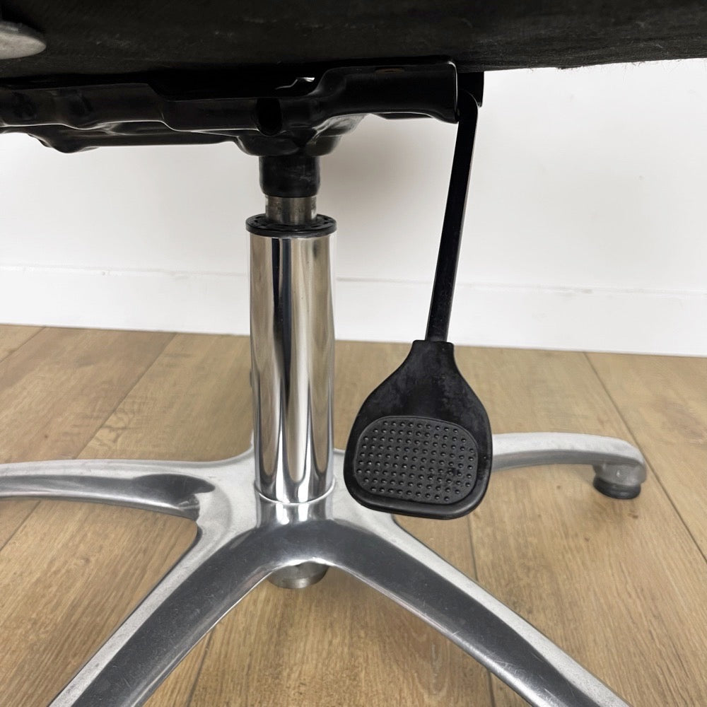 Fauteuil coiffeur skaï noir et chrome années 80
