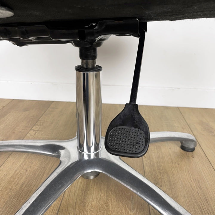 Fauteuil coiffeur skaï noir et chrome années 80