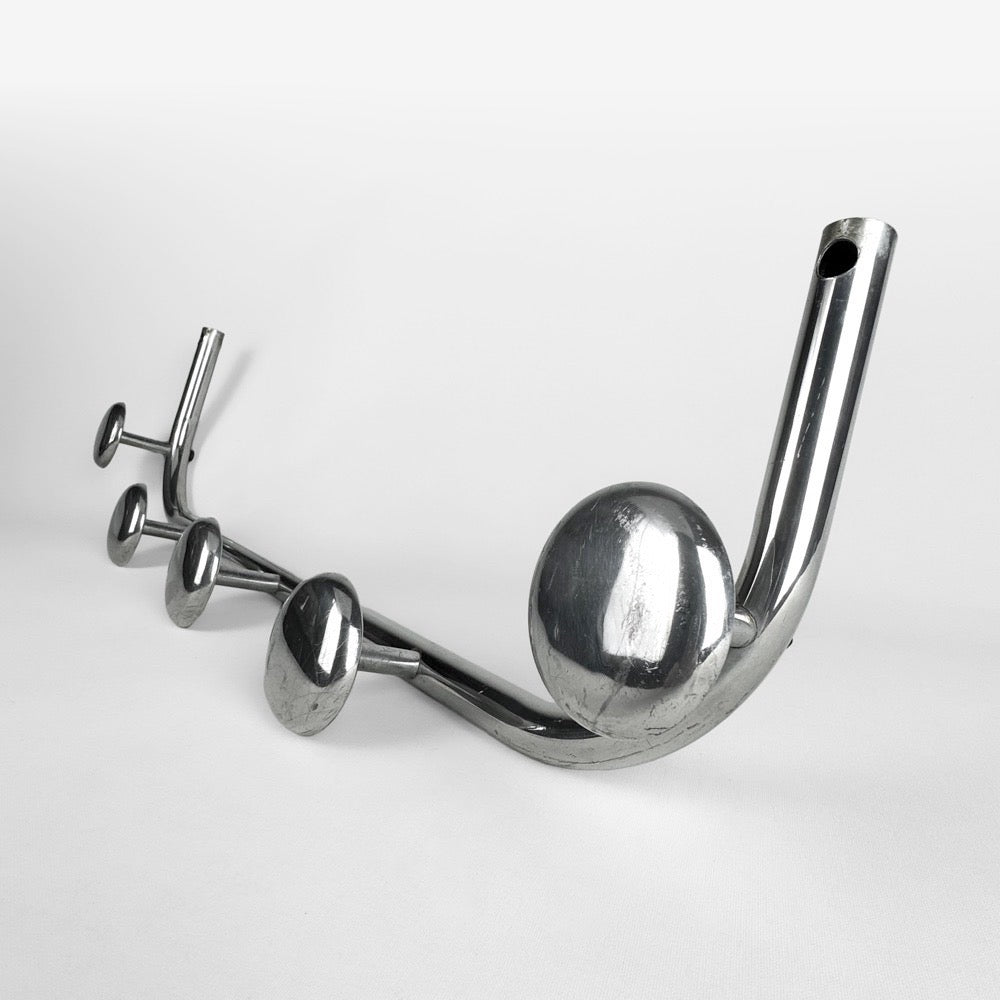 Porte-manteaux cintré en alu chromé vintage