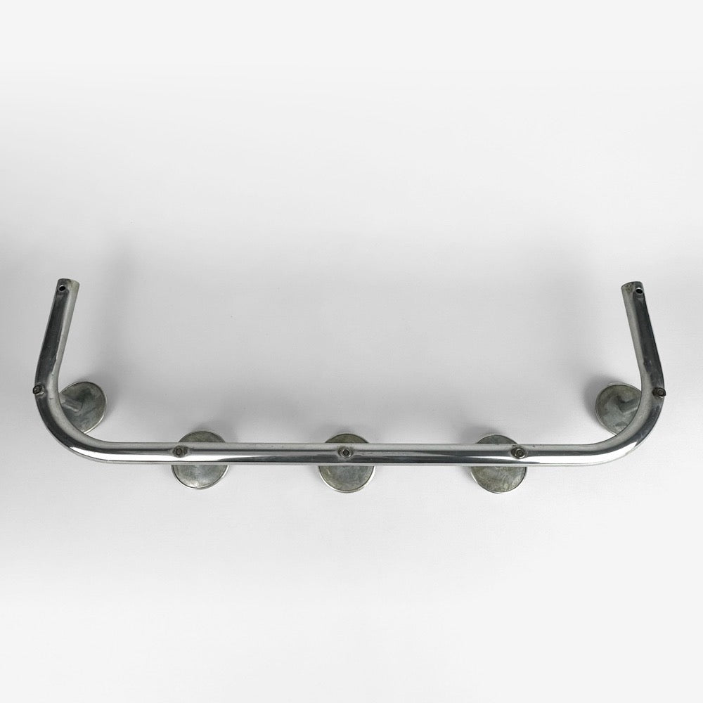 Porte-manteaux cintré en alu chromé vintage