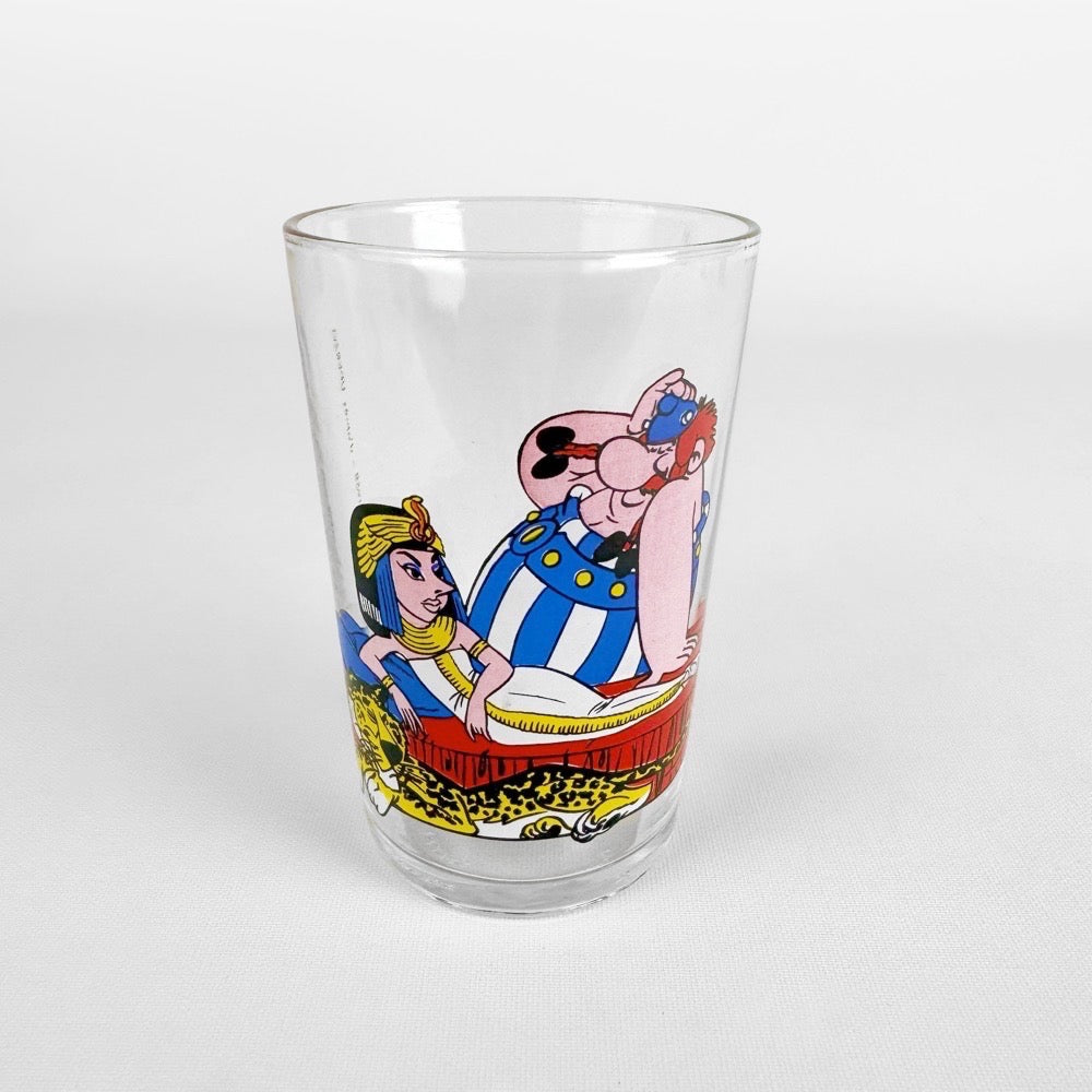Asterix - Verre Amora 1968 - Obélix avec Cléopâtre allongée Asterix - Verre Amora 1968 - Obélix avec Cléopâtre allongée