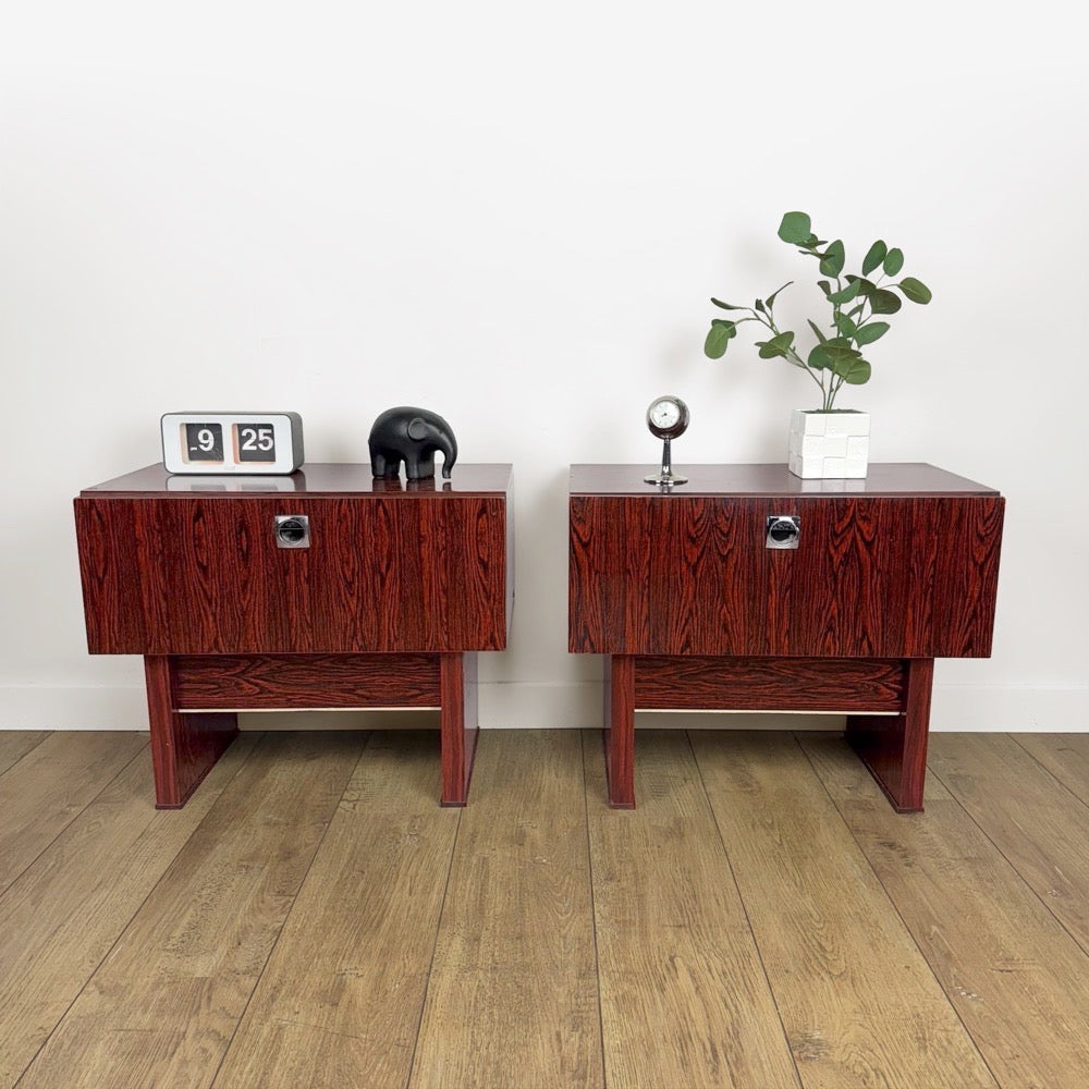 Paire de chevets modernistes placage palissandre années 70