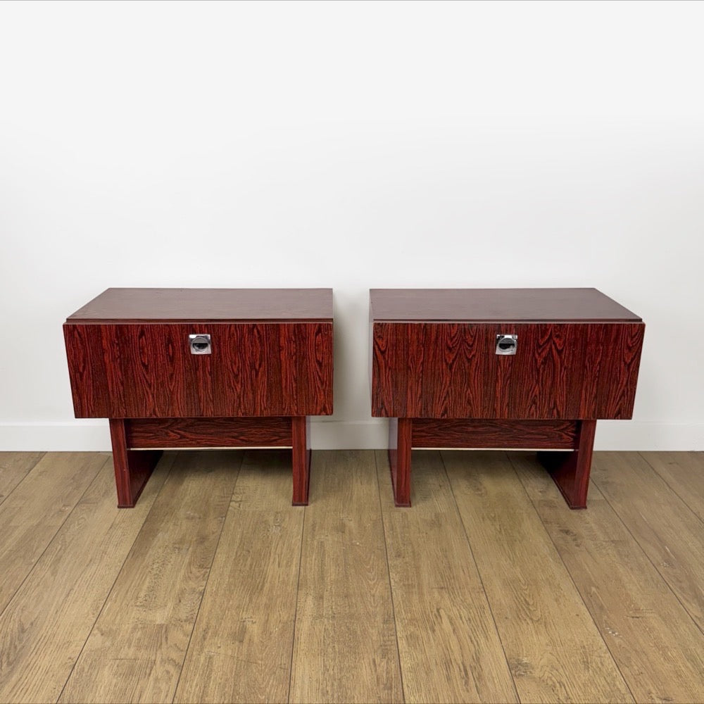 Paire de chevets modernistes placage palissandre années 70