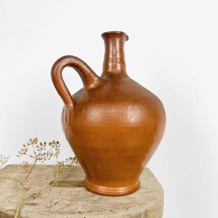Cruche en terre cuite artisanale