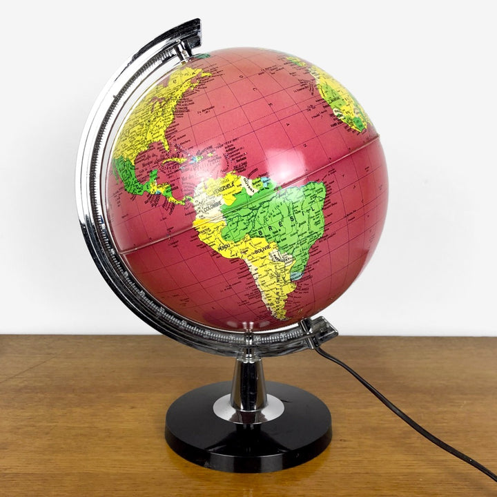 Globe terrestre lumineux vintage fond rouge