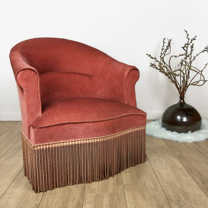 Fauteuil crapaud à franges en velour rose poudré