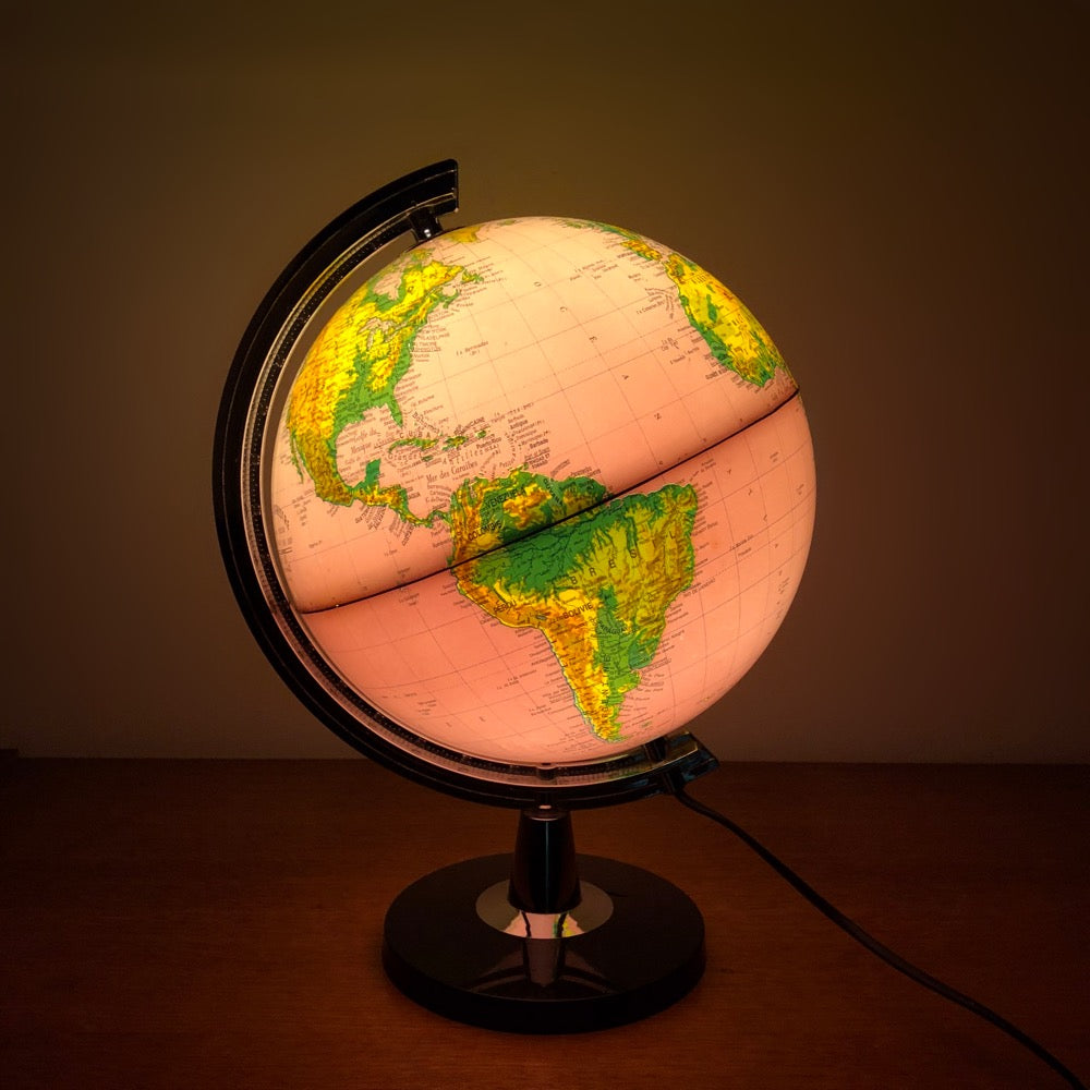 Globe terrestre lumineux vintage fond rouge