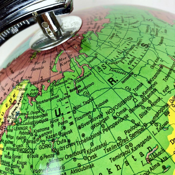 Globe terrestre lumineux vintage fond rouge