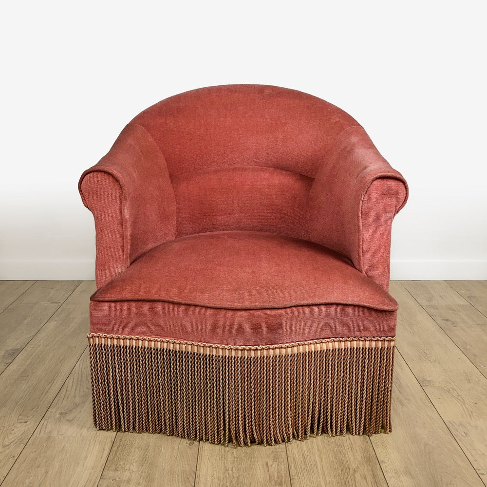 Fauteuil crapaud à franges en velour rose poudré