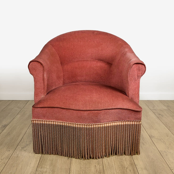 Fauteuil crapaud à franges en velour rose poudré