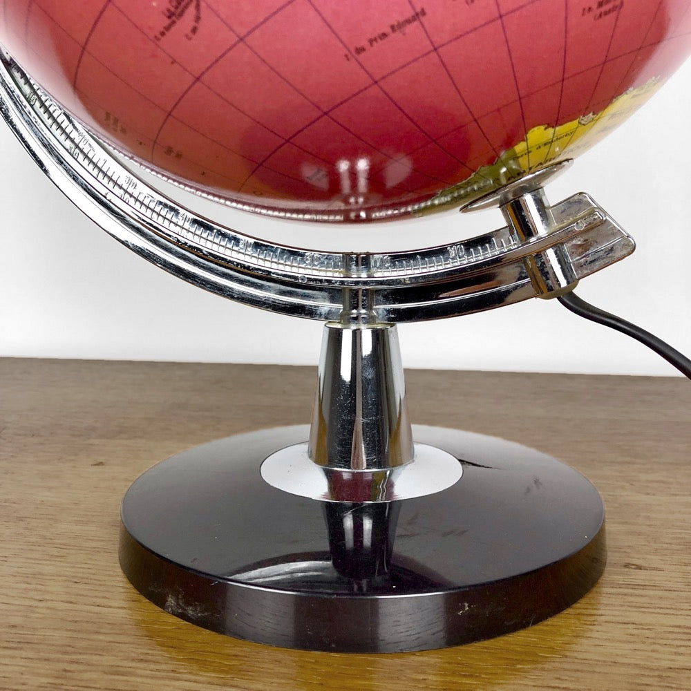 Globe terrestre lumineux vintage fond rouge