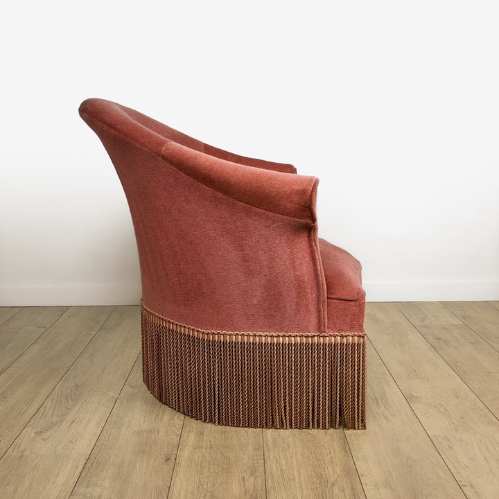 Fauteuil crapaud à franges en velour rose poudré