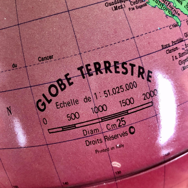Globe terrestre lumineux vintage fond rouge