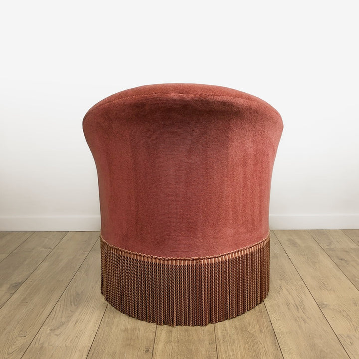 Fauteuil crapaud à franges en velour rose poudré