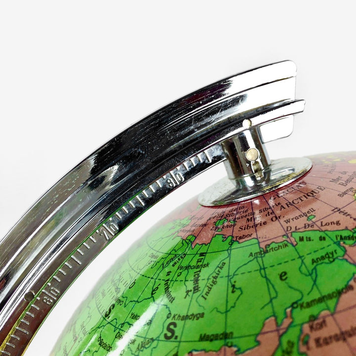 Globe terrestre lumineux vintage fond rouge