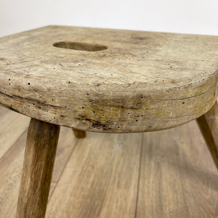 Tabouret de traite tripode brutaliste