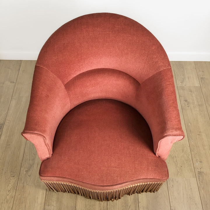 Fauteuil crapaud à franges en velour rose poudré