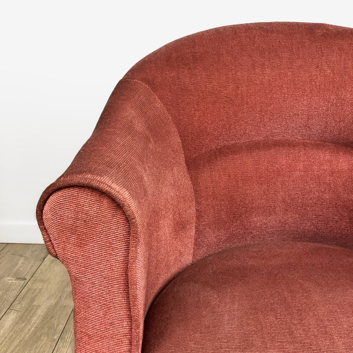 Fauteuil crapaud à franges en velour rose poudré