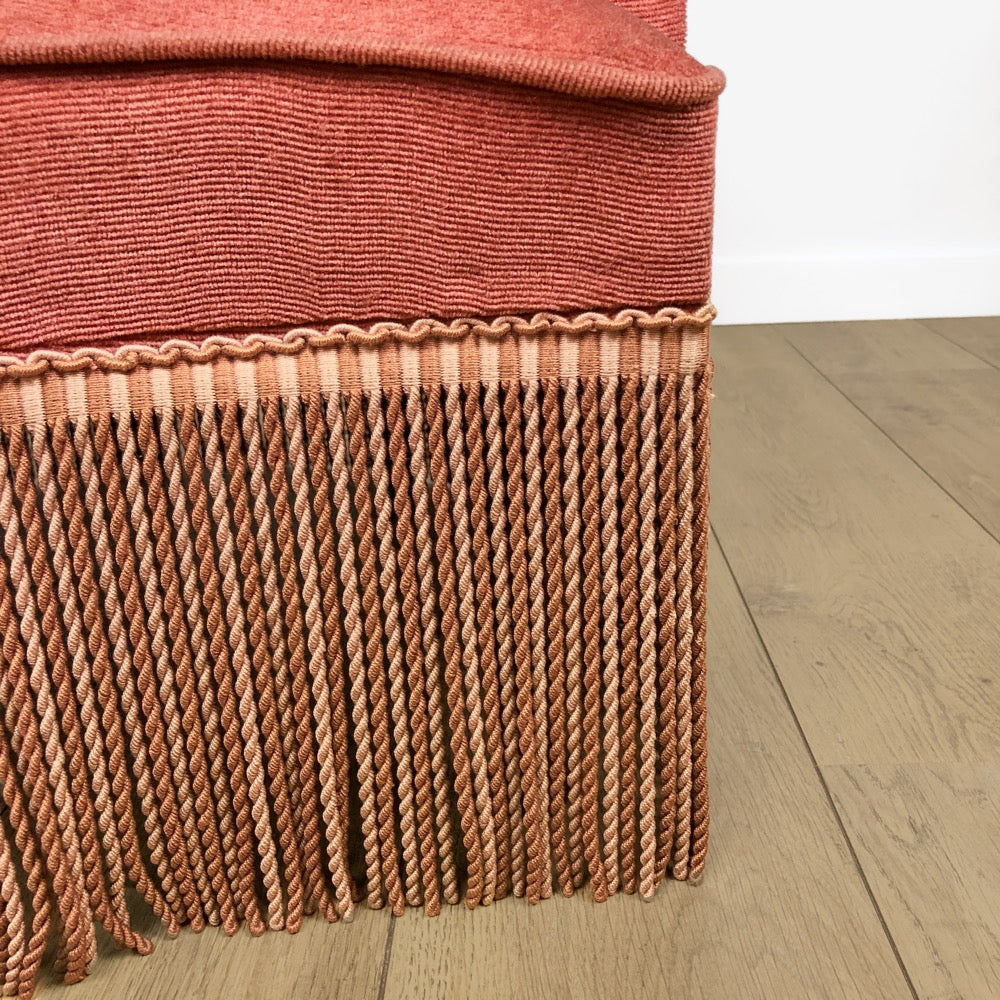 Fauteuil crapaud à franges en velour rose poudré